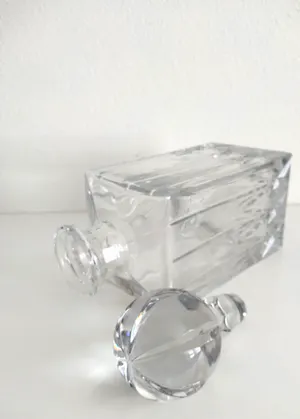 Niet of onleesbaar gesigneerd - schitterende karaf, bewerkt kristal, gemerkt kopen? Bied vanaf 1!