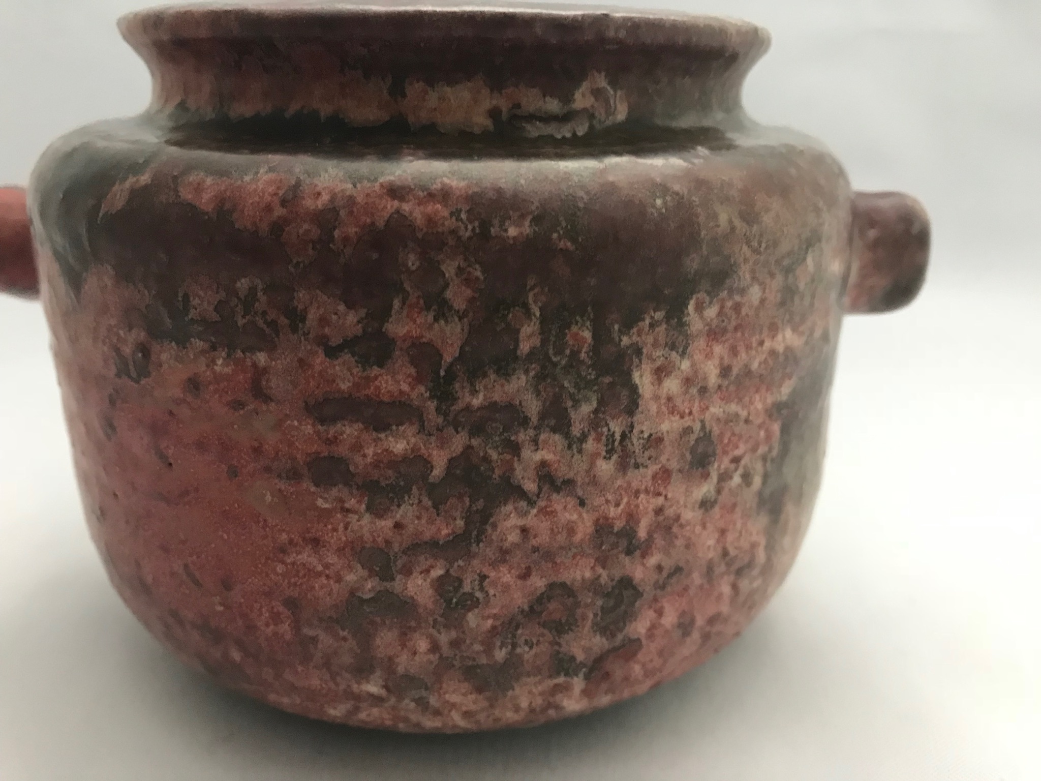 Mobach Keramiek - Rood/rose pot met kleine handvaten kopen? Bied vanaf 10!