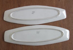 Niet of onleesbaar gesigneerd - Twee sixties Italiaanse San Marino faience muurhangers kopen? Bied vanaf 1!