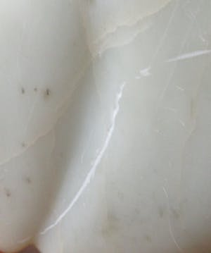 Niet of onleesbaar gesigneerd - Abstract spekstenen beeld "De Omhelzing" op houten sokkel kopen? Bied vanaf 10!