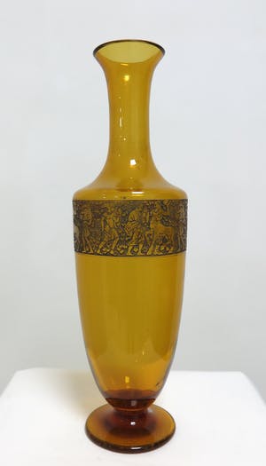 Moser - & Sohne - Amberkleurige amfoorvormige vaas met een band van vechtende Amazones kopen? Bied vanaf 100!