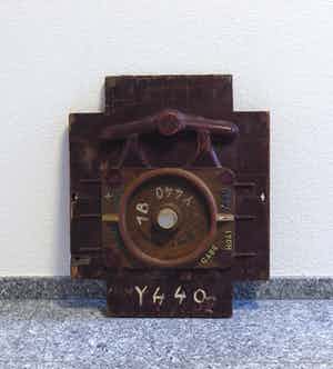 Niet of onleesbaar gesigneerd - Hout, Industriële mal verkocht voor € 1!