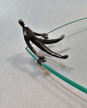 Corry Ammerlaan - 'In Balans' - Schaal met bronzen figuren - Glas, Brons kopen? Bied vanaf 1!