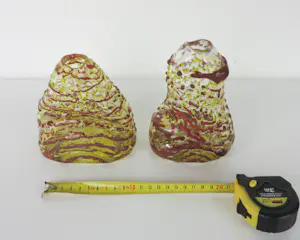 Bernard Heesen - Twee rood gele vaasjes met structuur kopen? Bied vanaf 200!