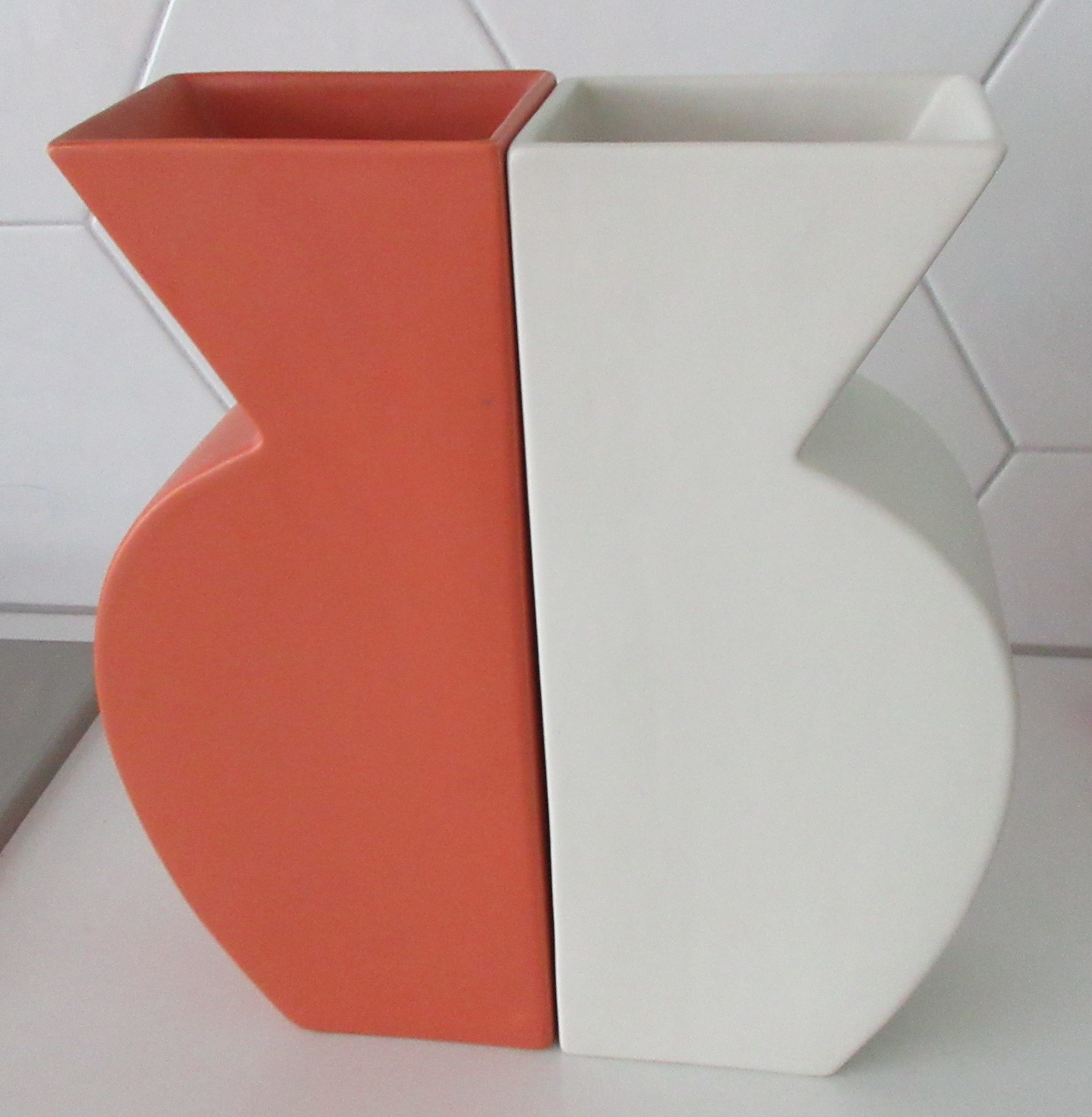 Niet of onleesbaar gesigneerd - Twee eighties platelen design vazen kopen? Bied vanaf 1!