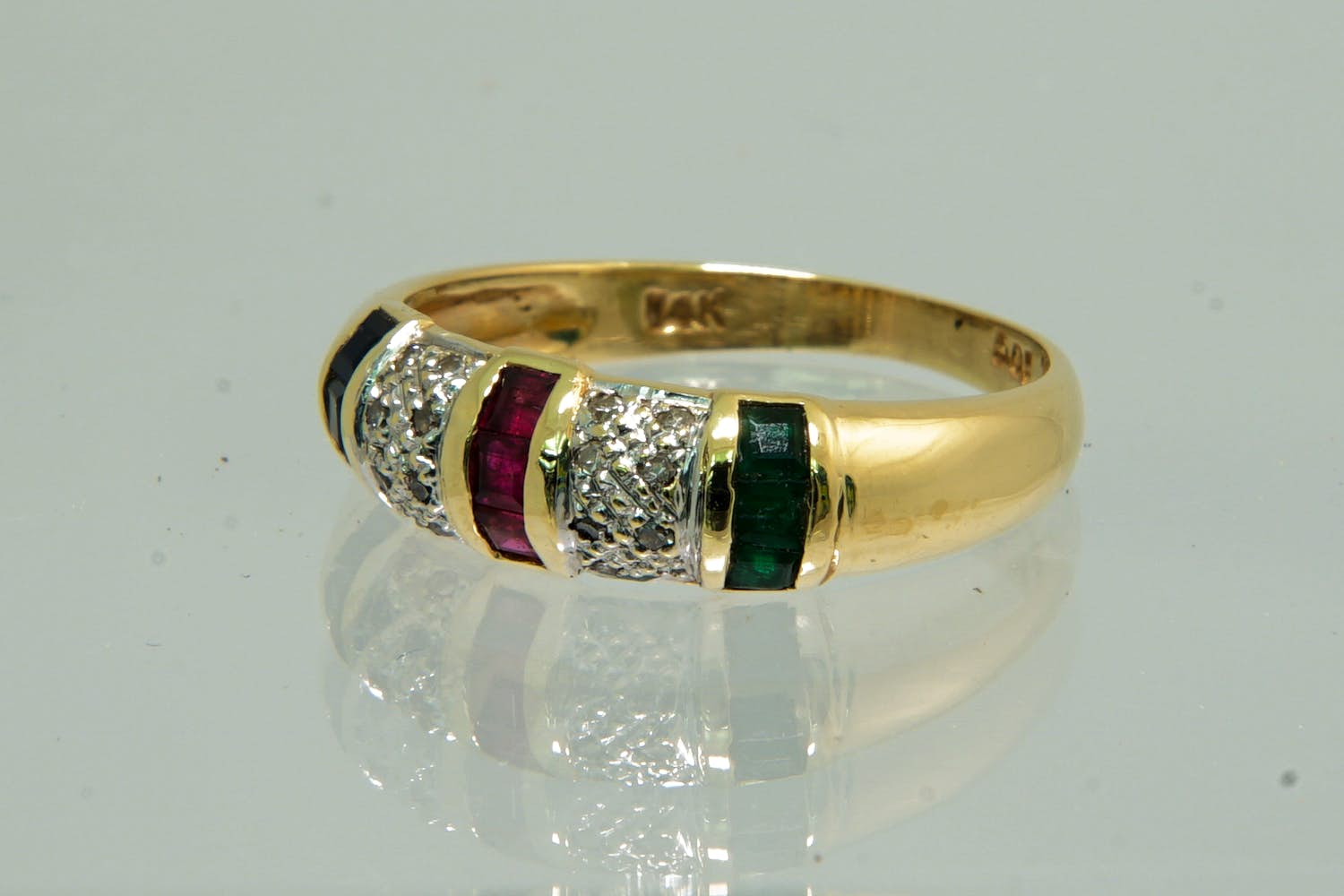 92 - Fraaie 14Krt geelgouden ring met diamant ca 0.15 crt achtkant kopen? Bied vanaf 80!