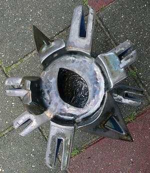 Niet of onleesbaar gesigneerd - Abstract plastiek -1979- kopen? Bied vanaf 100!