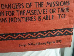 Wilfred Ukpong - Groot beschilderd doek , “Médecins Sans Frontières” – 117 x 125 cm - 1999 kopen? Bied vanaf 1!
