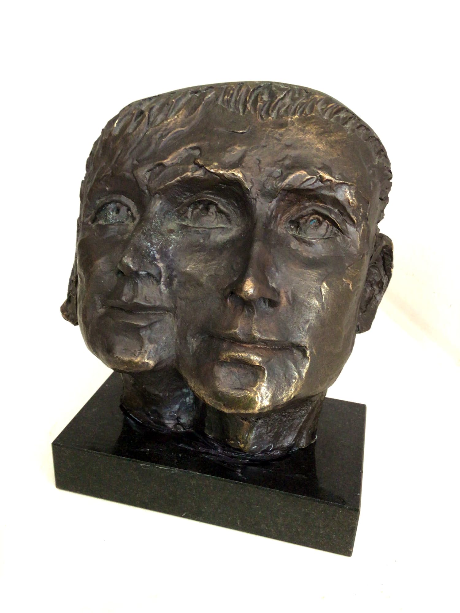 Astrid Veldhuyzen-Koppen - Sculptuur “ TWEE GEZICHTEN “. Gesigneerd kopen? Bied vanaf 1!