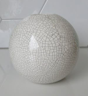 Plateelbakkerij Zuid-Holland - Wit craquele platelen Bolvaasje ontwerp LJ Muller na 1930 kopen? Bied vanaf 1!