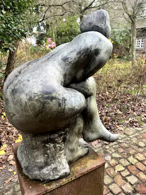 Bart van Hoek - prachtig en vrolijk beeld van zittende vrouw kopen? Bied vanaf 300!