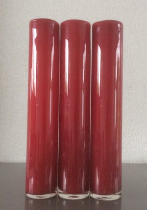Niet of onleesbaar gesigneerd - DRIE HOGE SMALLE RODE GLAZEN VAZEN kopen? Bied vanaf 1!