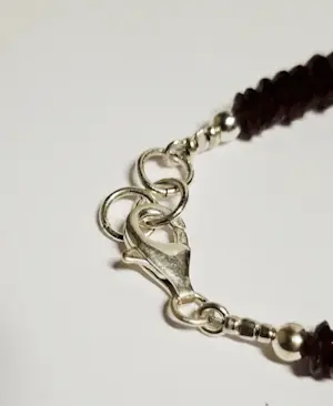 Nieuwe zilveren Armband met facet geslepen granaat met karabijn sluiting kopen? Bied vanaf 70!