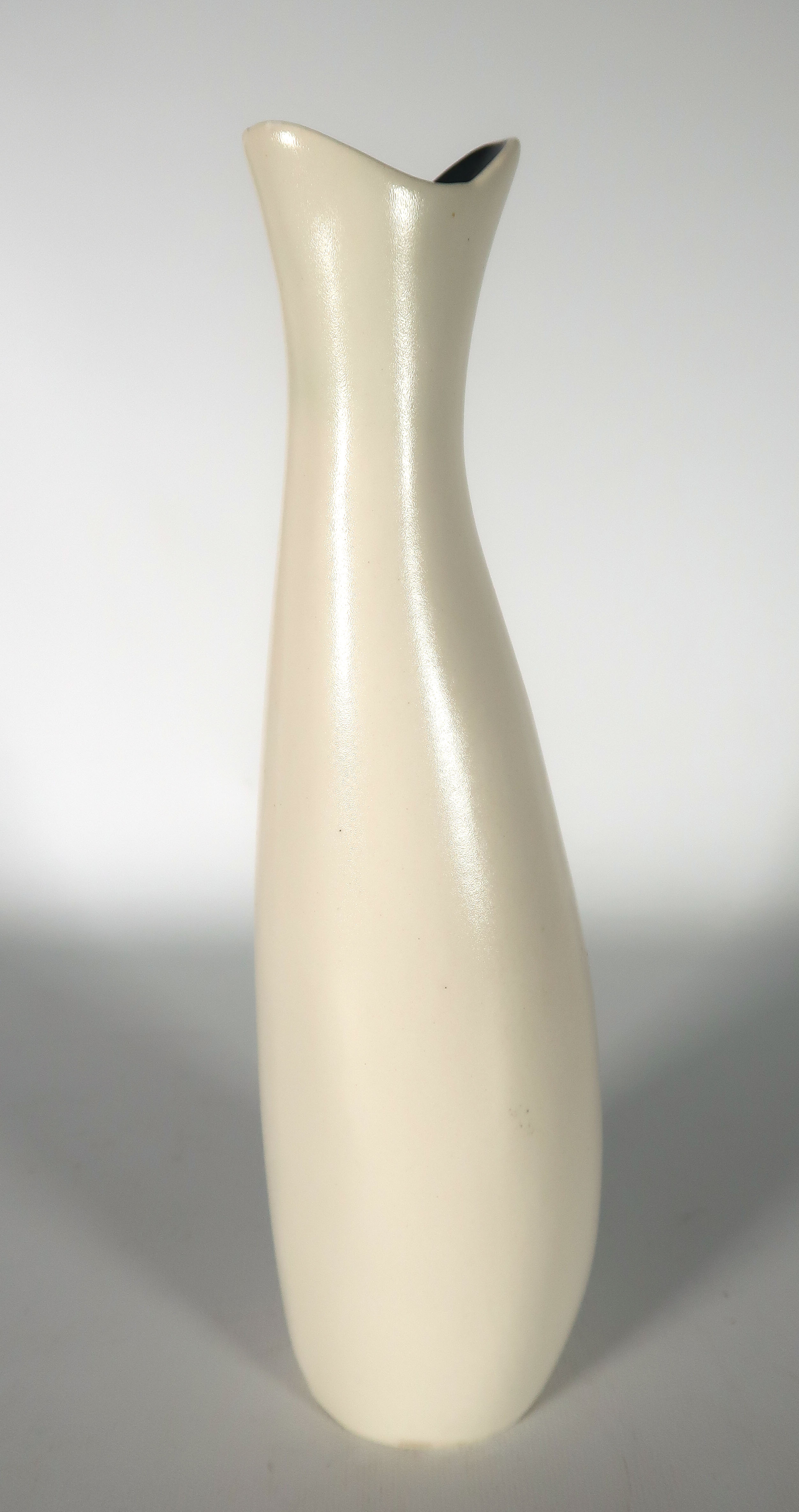 Firma Regout & Co - Aardwerk, Vaasje, ontworpen door Wim Visser kopen? Bied vanaf 1!