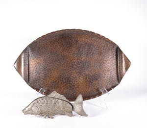 Nieuwe Kunst - Koper, Gehamerd dienblad (met servethouder in de vorm van een vis) kopen? Bied vanaf 20!