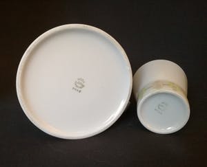 N.V. Porselein- en Tegelfabriek Mosa - melkkan en beker met decor kopen? Bied vanaf 1!