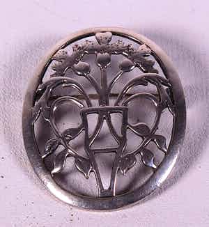 Opengewerkte zilveren broche met wapenschild. verkocht voor € 1!