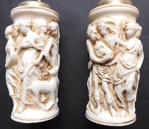 Curiosa - Vintage Salt And Pepper grinder in bone carved sculptures. kopen? Bied vanaf 1!
