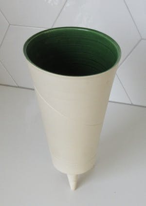 Niet of onleesbaar gesigneerd - Studio Keramische ovale driepoot vaas kopen? Bied vanaf 1!