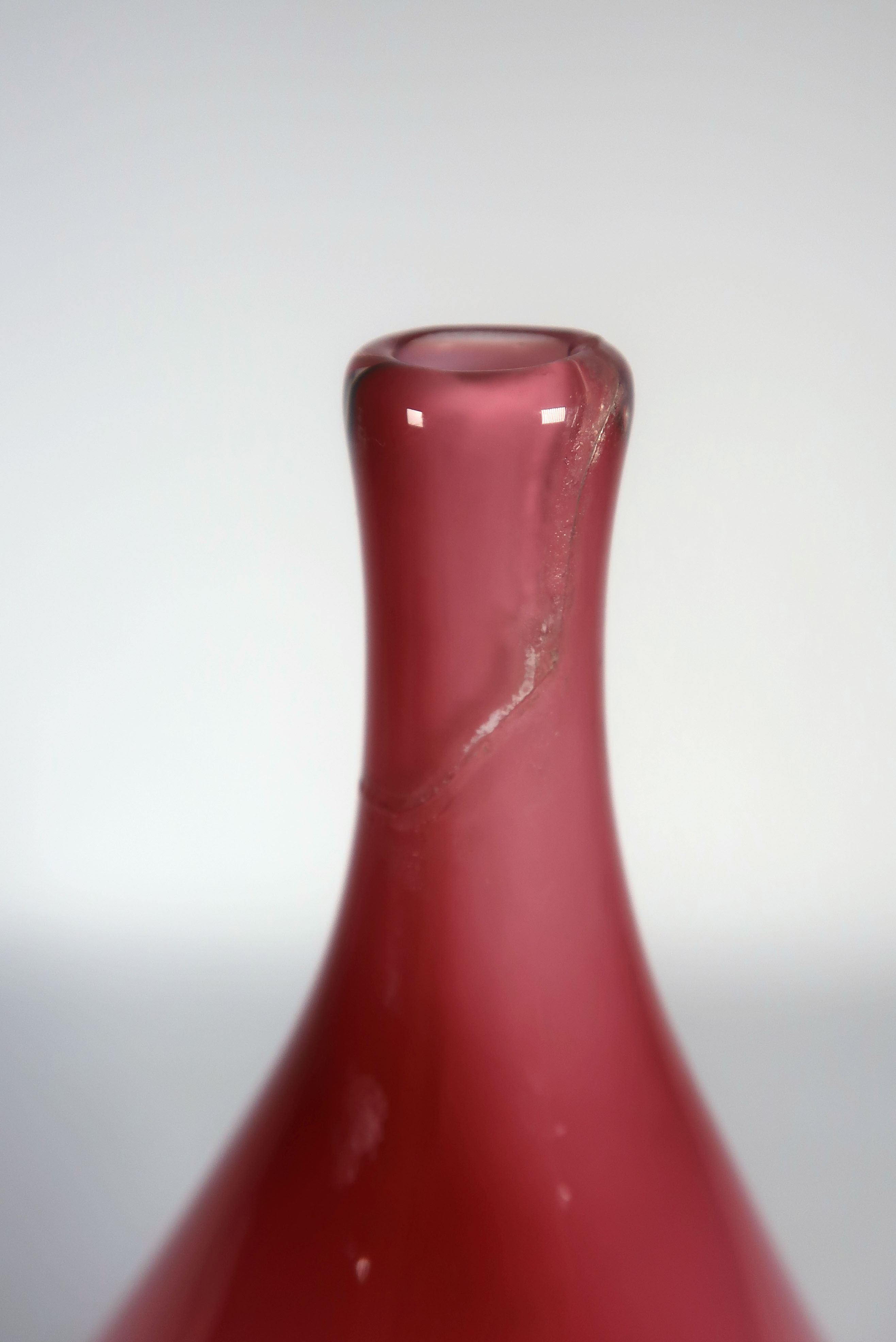 Bernard Heesen - Glas, Roze vaas met smalle tuit kopen? Bied vanaf 1!