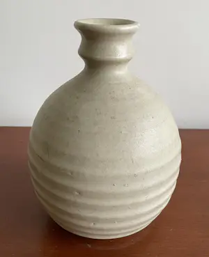 Klaas Fenne de Leeuwe - Witte kunstaardewerken Ribbelvaas kaufen? Bieten Sie von 10!