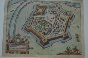 Curiosa - GRAVELINGA, VRBS MARITIMA, OLIM PORTV AMPLISSIMO FAMOSA. Kaart uit 1585 kopen? Bied vanaf 85!