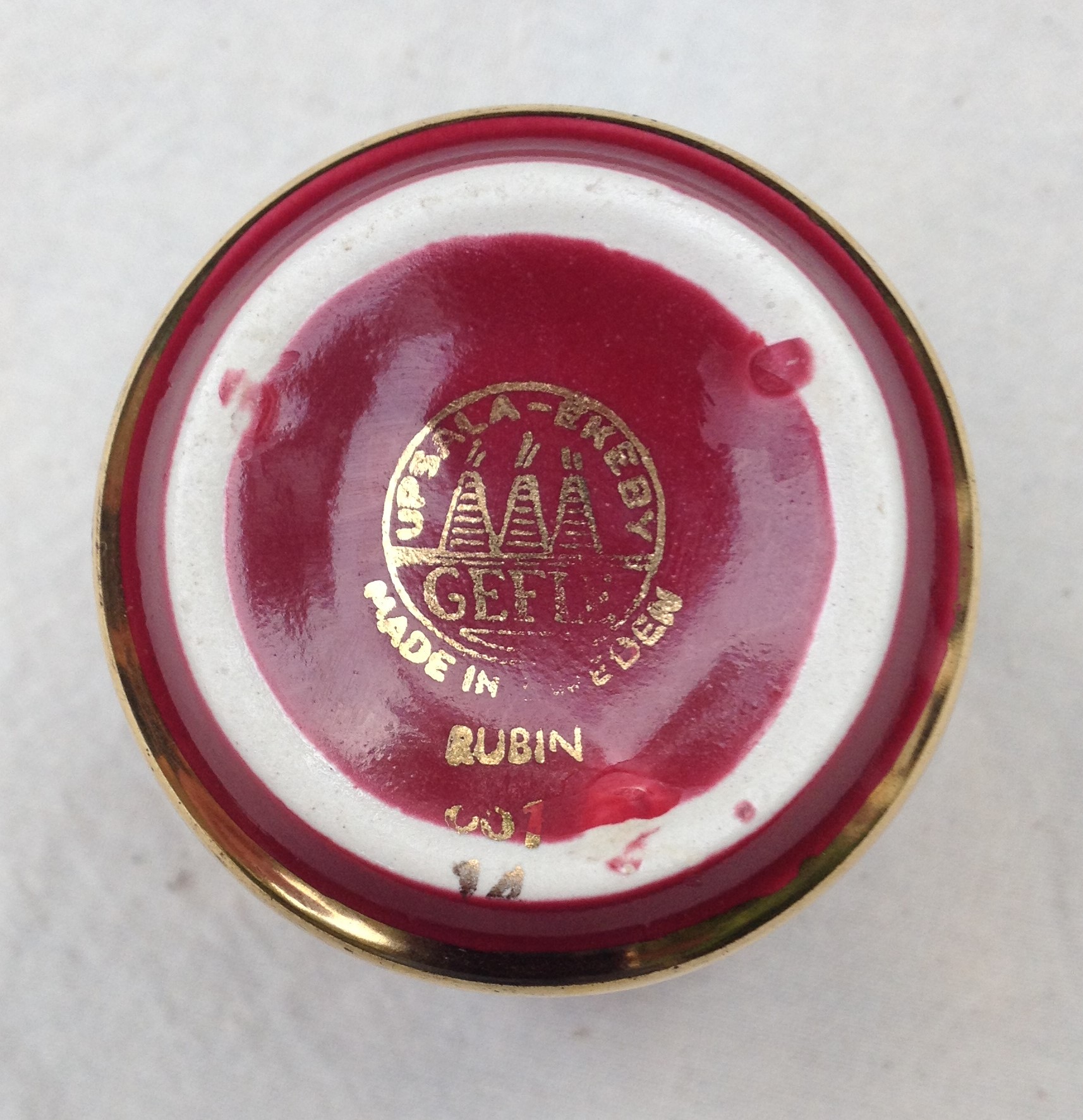 Upsala-Ekeby - Sigarettenbeker decor Rubin ontwerp Arthur Percy kopen? Bied vanaf 8!