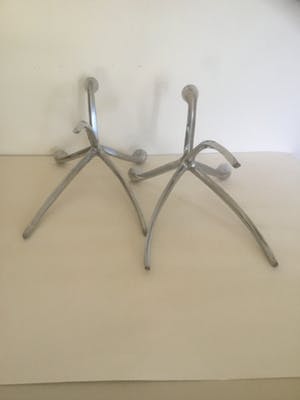 Niet of onleesbaar gesigneerd - Twee aluminium kandelaars kopen? Bied vanaf 10!