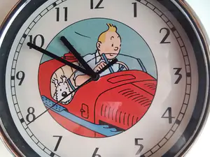 AcheterHergé (ps.) - Horloge murale Demons & Merveilles- Tintin et Milou en Amilcar- 1993? Enchérissez de 50!