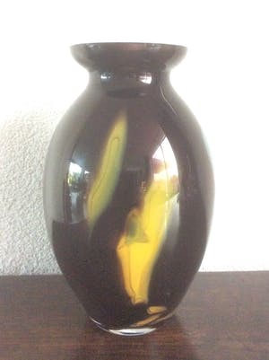 Niet of onleesbaar gesigneerd - UNIEKE ZWARTGLAZEN VAAS kopen? Bied vanaf 1!
