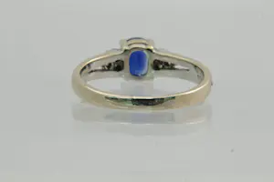50 - Sierlijke 18Krt witgoud & 0.06ct diamanten ring met ca0.80ct ovalen saffier kopen? Bied vanaf 220!