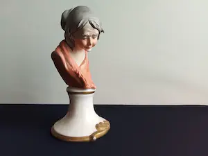 Niet of onleesbaar gesigneerd - 2 capodimonte beelden van jonge dames kopen? Bied vanaf 1!