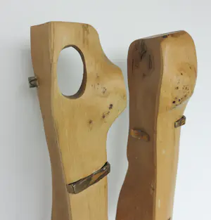 Frans Kokshoorn - Set van twee sculpturen van hout met metalen elementen kopen? Bied vanaf 200!