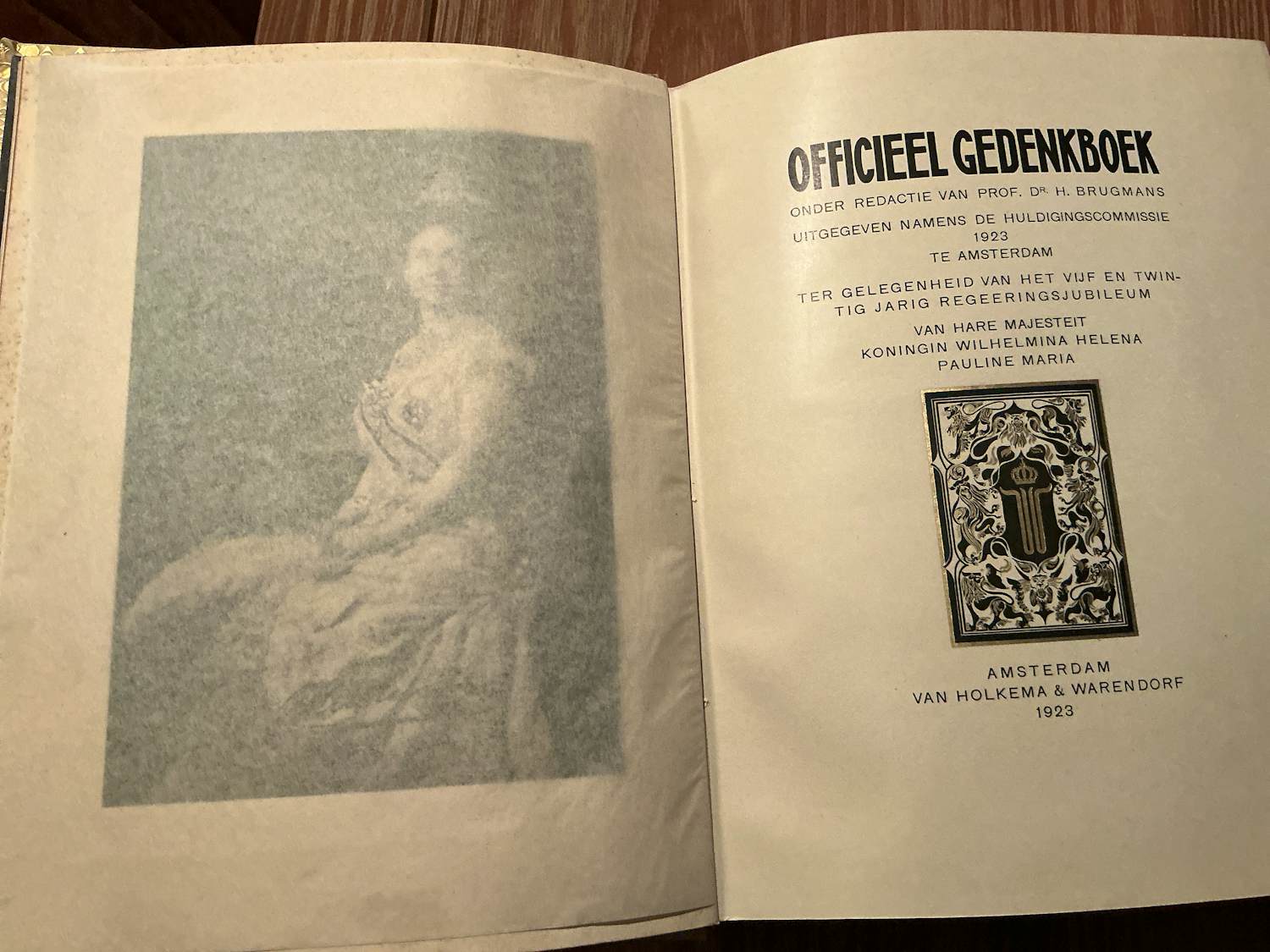 Antiquarisch Boek - Officieel Gedenkboek van HM de Koningin kopen? Bied vanaf 250!