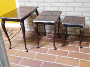 Niet of onleesbaar gesigneerd - 3 bijzettafeltjes in art deco stijl verkocht voor € 1!