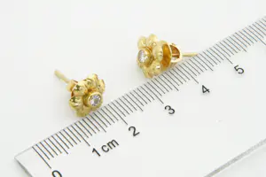 1017- Fraaie set 20krt geel-goud & diamanten oorschroeven - "bloem" model kopen? Bied vanaf 290!