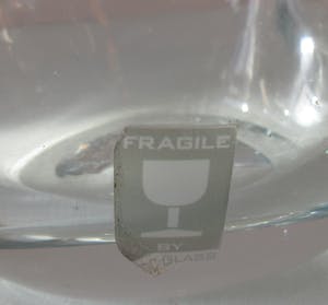 Niet of onleesbaar gesigneerd - Dikwandige vrij gevormde blank glazen vaas Fragile van JDC kopen? Bied vanaf 10!