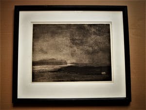 Jola Groentjes - Fraaie verstilde Droge Naald ets - Wit huis aan water - Oplage slechts 20 stuks. kopen? Bied vanaf 20!