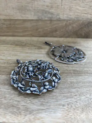 Een Lotje van twee zilveren hangers met bloemmotief kopen? Bied vanaf 1!