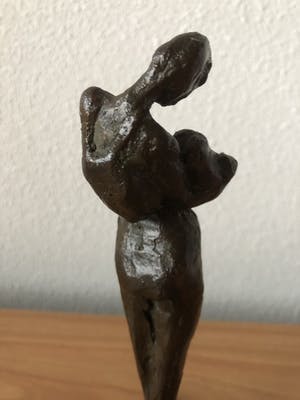 Anita Franken - Zwaar bronzen beeld " VROUW MET ZEEHOND " kopen? Bied vanaf 85!