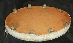 Niet of onleesbaar gesigneerd - Handgemaakte keramieken pot met metalen ringen kopen? Bied vanaf 1!
