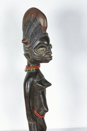 Yoruba - Houten Ibedji- of tweelingbeeld van vrouw met rode kralen kopen? Bied vanaf 1!