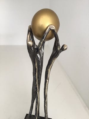 Corry Ammerlaan - Sculptuur “ GEBUNDELDE SAMENWERKING “. Gesigneerd kopen? Bied vanaf 95!