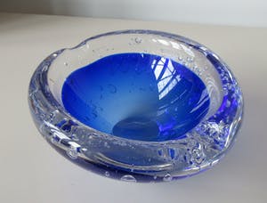 Floris Meydam - Serica asbak of kom blank en blauw glas met luchtbellen kopen? Bied vanaf 30!