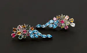 Vintage oorhangers met 36 gefacetteerde toermalijnen en topazen kopen? Bied vanaf 230!