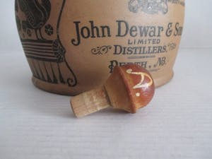 Niet of onleesbaar gesigneerd - Keramische whisky kruik kopen? Bied vanaf 1!