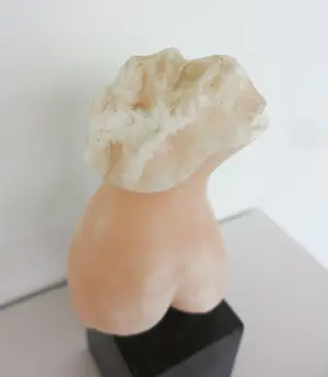 Angelo Moyano - Sculptuur van natuursteen / albast op sokkel, Vrouwentorso kopen? Bied vanaf 400!