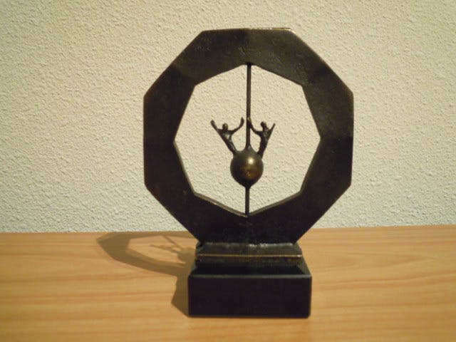 Corry Ammerlaan - Prachtig bronzen beeldje - 2 Mensen op een wereldbol in een cirkel. kopen? Bied vanaf 35!