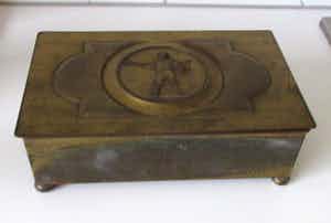 WMF - Hand gehamerde messing art nouveau humidoor afbeelding tennisspeler verkocht voor € 10!