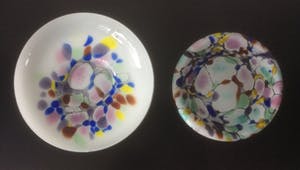 H.J. Richartz - TWEE KLEURRIJKE GLAZEN SCHALEN kopen? Bied vanaf 32!